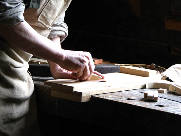 Nuestro equipo de profesionales cuenta  con muchos años de contrastada <strong>experiencia</strong> en el sector de la <strong>carpintería de madera en Soto en Cameros</strong>.